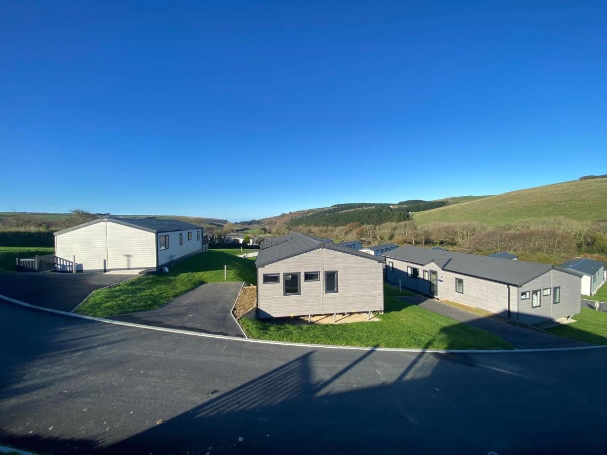 Daphne'S Lodge Mawgan Porth Exterior photo