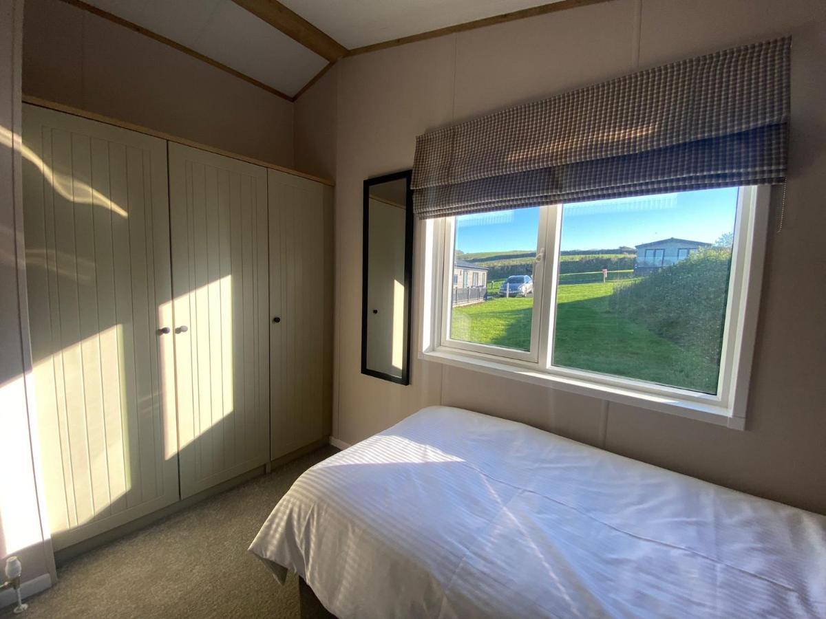 Daphne'S Lodge Mawgan Porth Exterior photo